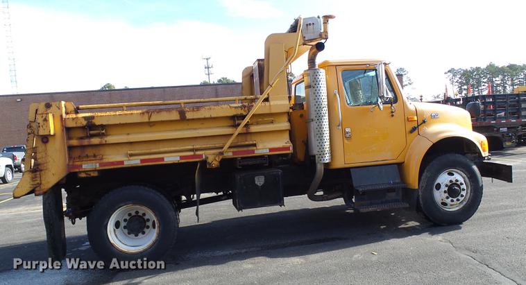image for item DB2121 2002 International 4900 dump truck