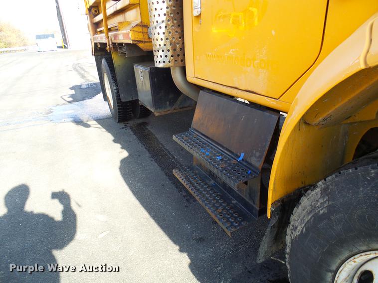 image for item DB2121 2002 International 4900 dump truck