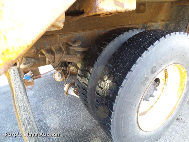 image for item DB2121 2002 International 4900 dump truck