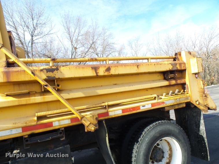 image for item DB2121 2002 International 4900 dump truck