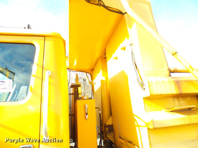 image for item DB2121 2002 International 4900 dump truck