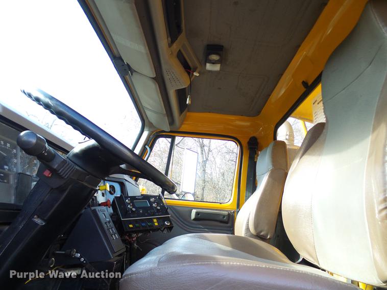 image for item DB2121 2002 International 4900 dump truck