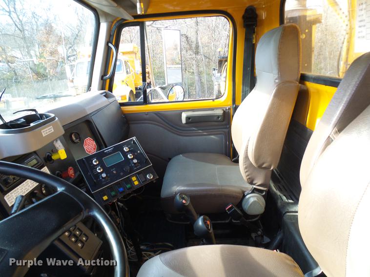 image for item DB2121 2002 International 4900 dump truck