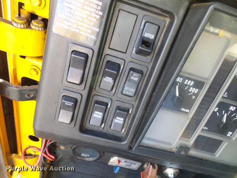 image for item DB2121 2002 International 4900 dump truck