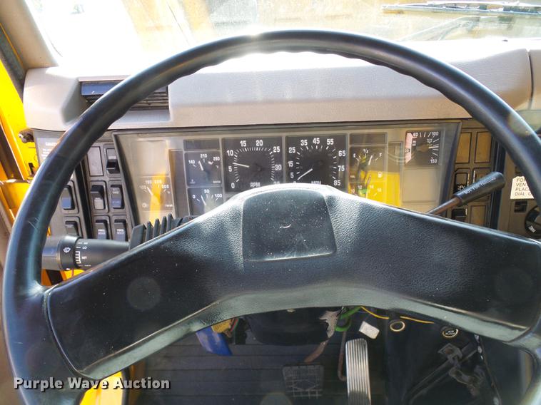 image for item DB2121 2002 International 4900 dump truck