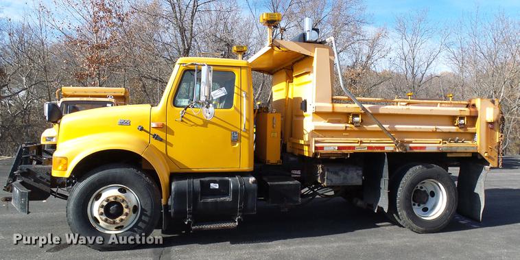 image for item DB2122 2002 International 4900 dump truck
