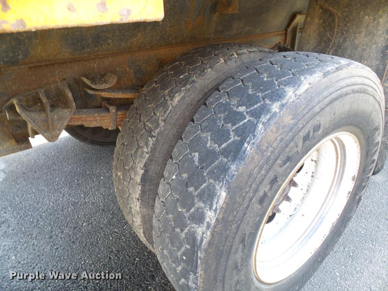 image for item DB2122 2002 International 4900 dump truck