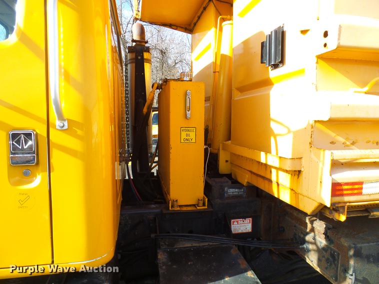 image for item DB2122 2002 International 4900 dump truck