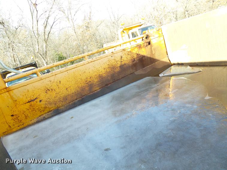 image for item DB2122 2002 International 4900 dump truck