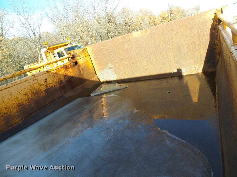 image for item DB2122 2002 International 4900 dump truck