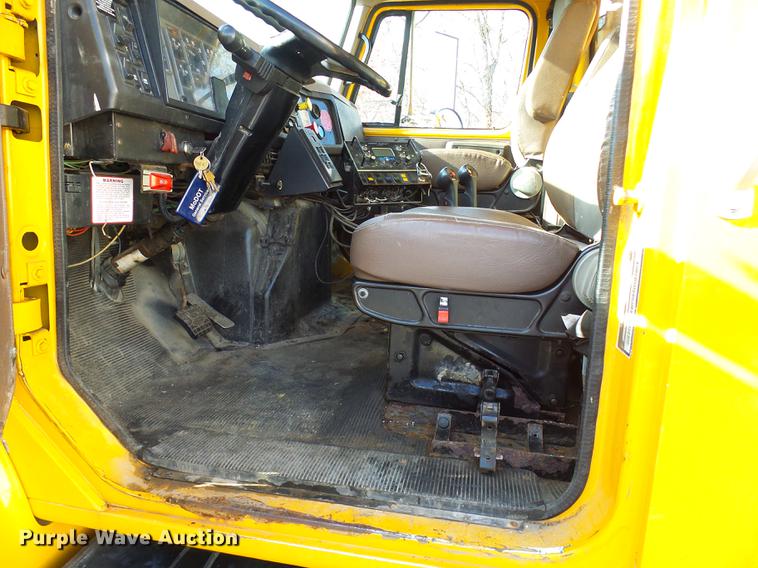 image for item DB2122 2002 International 4900 dump truck