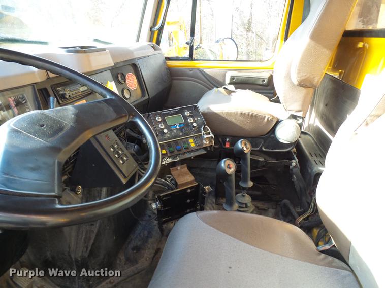 image for item DB2122 2002 International 4900 dump truck