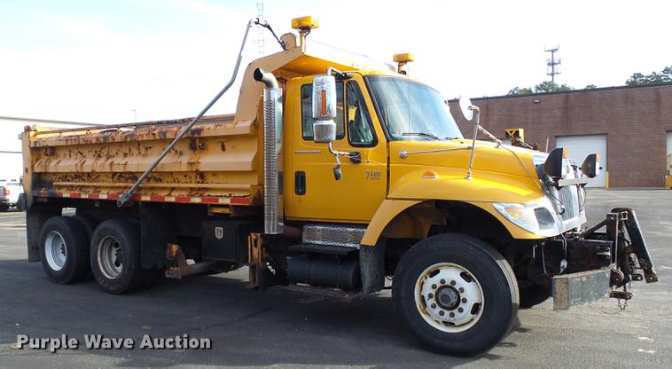 image for item DB2123 2004 International 7400 dump truck