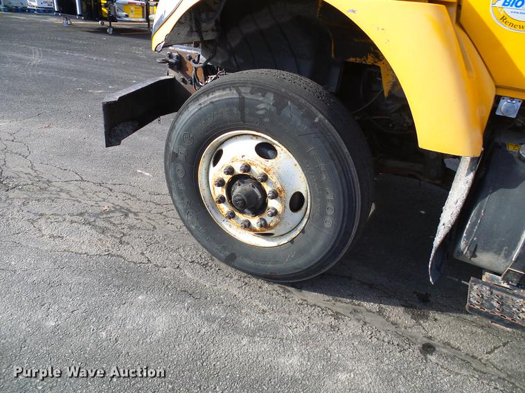 image for item DB2123 2004 International 7400 dump truck