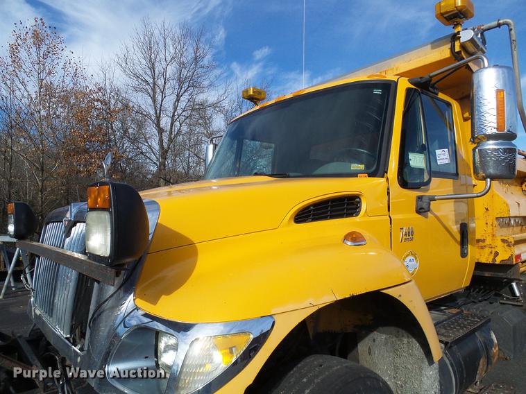 image for item DB2123 2004 International 7400 dump truck