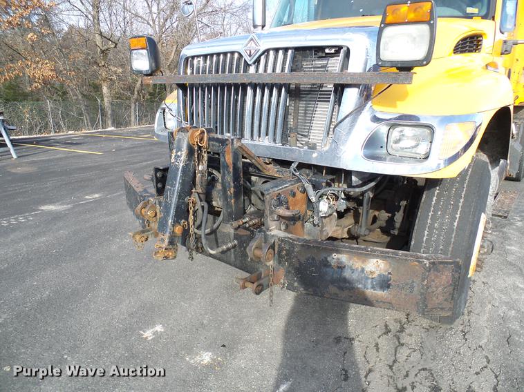 image for item DB2123 2004 International 7400 dump truck