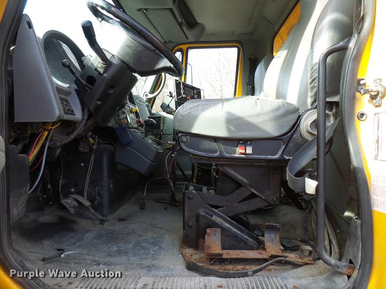 image for item DB2123 2004 International 7400 dump truck