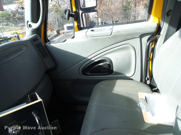 image for item DB2123 2004 International 7400 dump truck