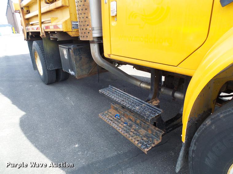 image for item DB2124 2002 International 4900 dump truck