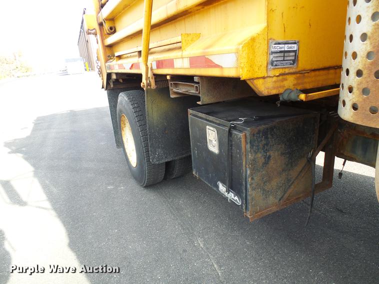 image for item DB2124 2002 International 4900 dump truck