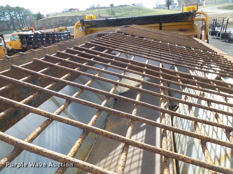 image for item DB2124 2002 International 4900 dump truck