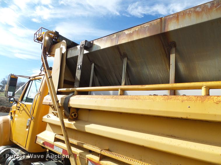 image for item DB2124 2002 International 4900 dump truck