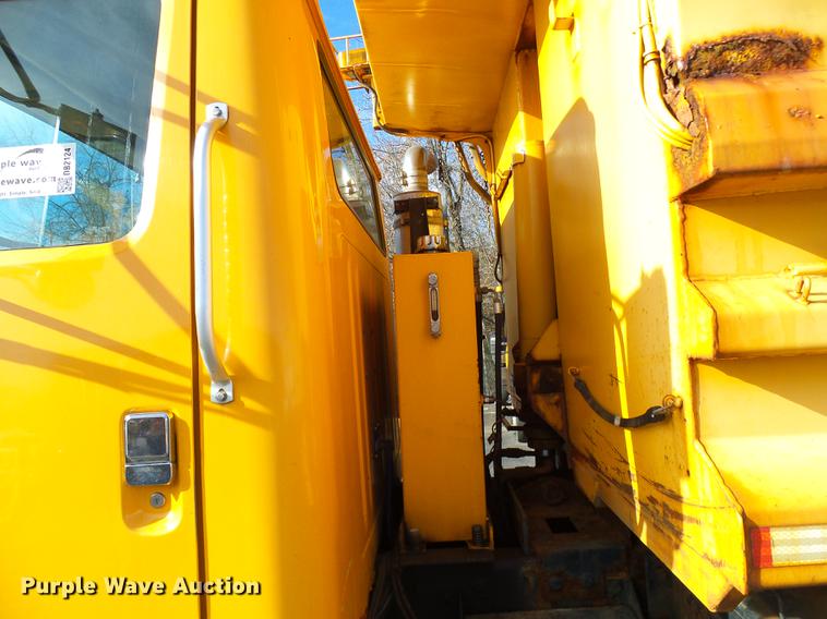 image for item DB2124 2002 International 4900 dump truck