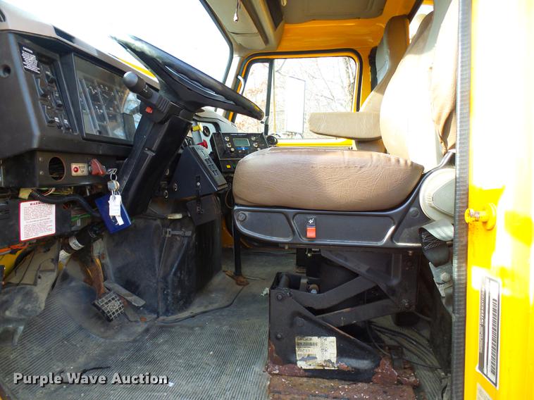 image for item DB2124 2002 International 4900 dump truck