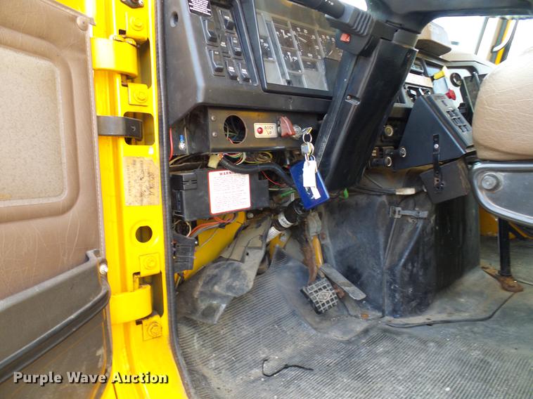 image for item DB2124 2002 International 4900 dump truck