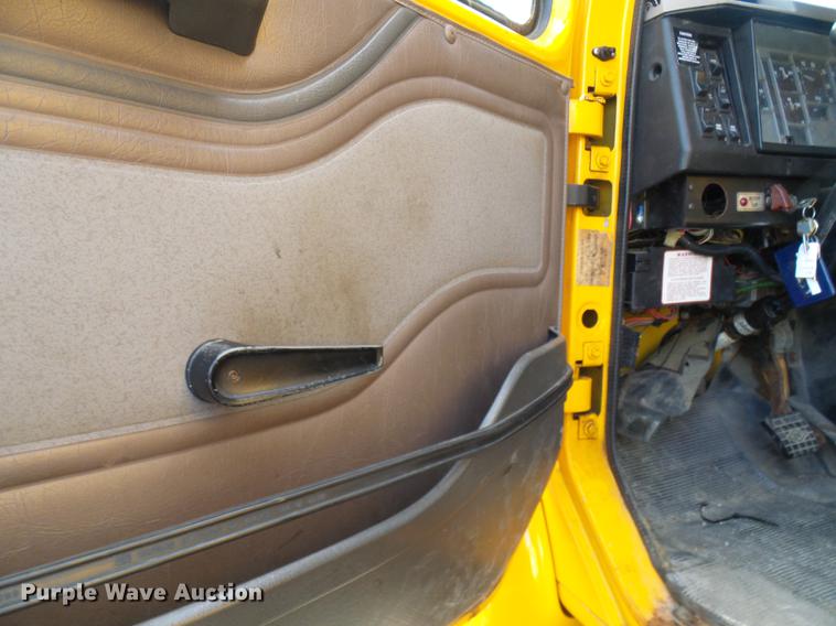 image for item DB2124 2002 International 4900 dump truck