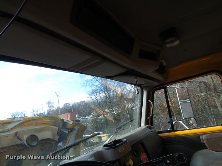 image for item DB2124 2002 International 4900 dump truck