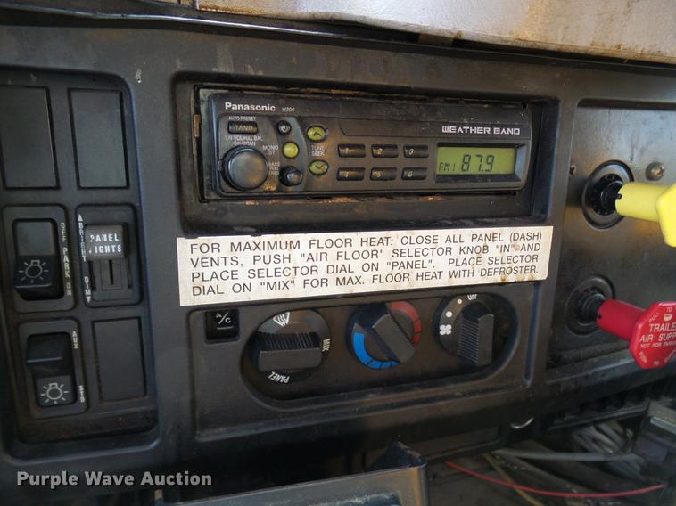 image for item DB2124 2002 International 4900 dump truck