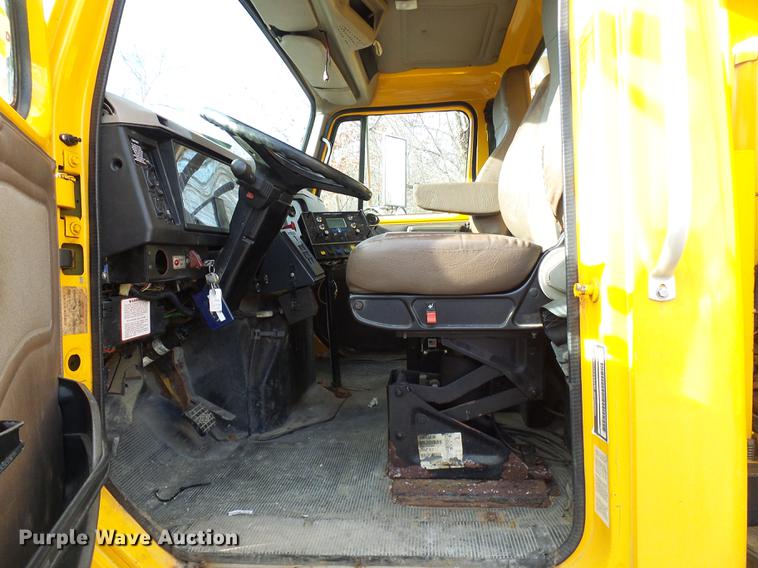 image for item DB2124 2002 International 4900 dump truck