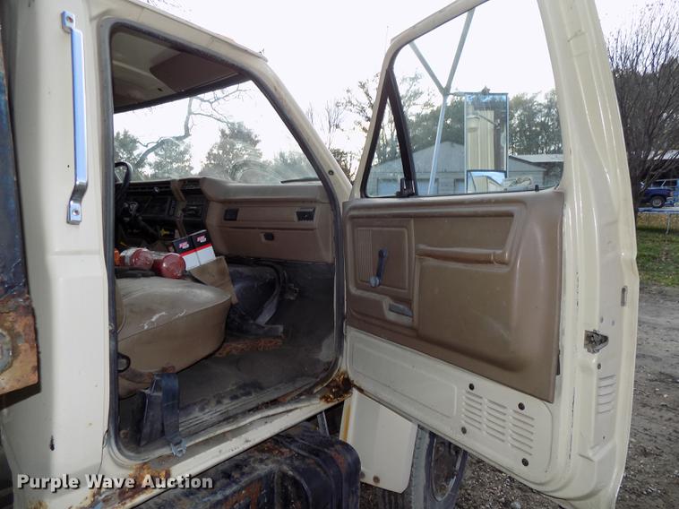 image for item DB8507 1989 Ford F600 dump truck