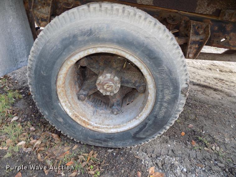 image for item DB8507 1989 Ford F600 dump truck