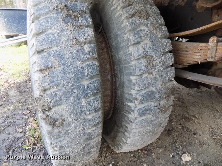 image for item DB8507 1989 Ford F600 dump truck