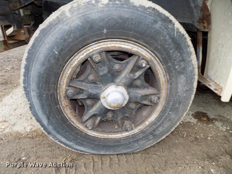 image for item DB8507 1989 Ford F600 dump truck