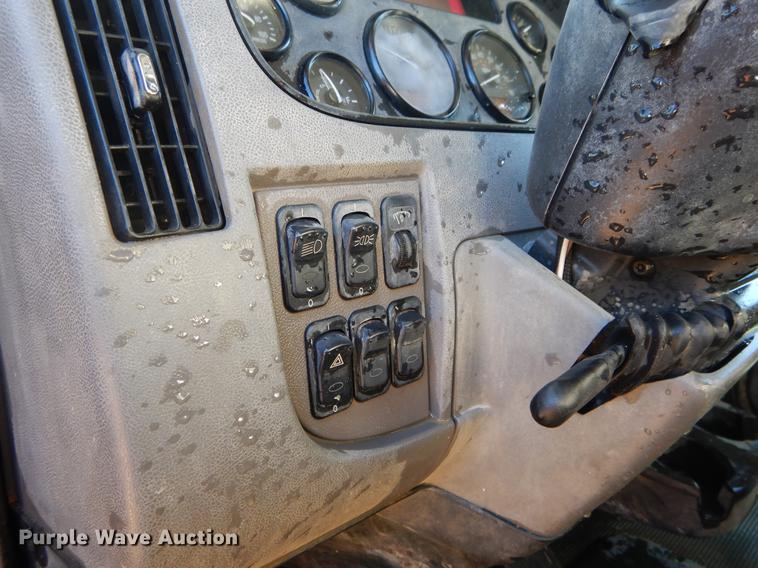 image for item DC0172 2012 Peterbilt 348 water truck