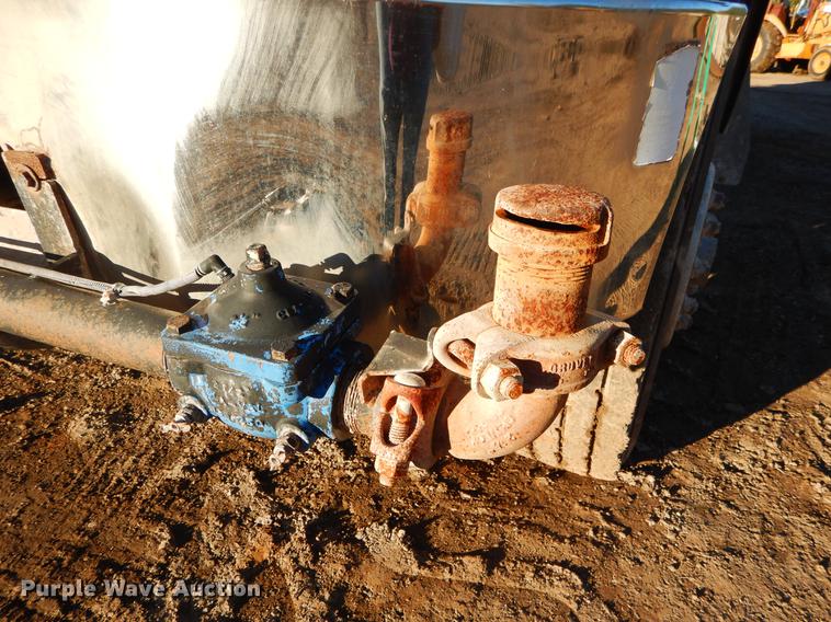 image for item DC0172 2012 Peterbilt 348 water truck