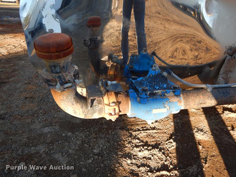 image for item DC0172 2012 Peterbilt 348 water truck