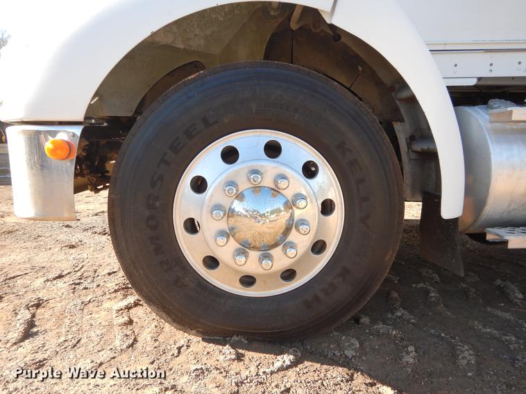 image for item DC0173 2007 Kenworth T300 service truck with crane