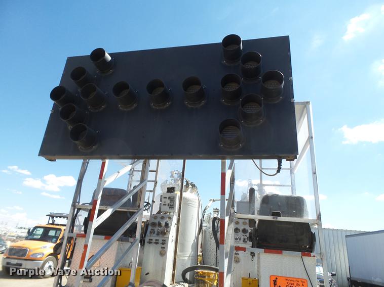 image for item DD1125 1997 GMC T6500 road striper truck