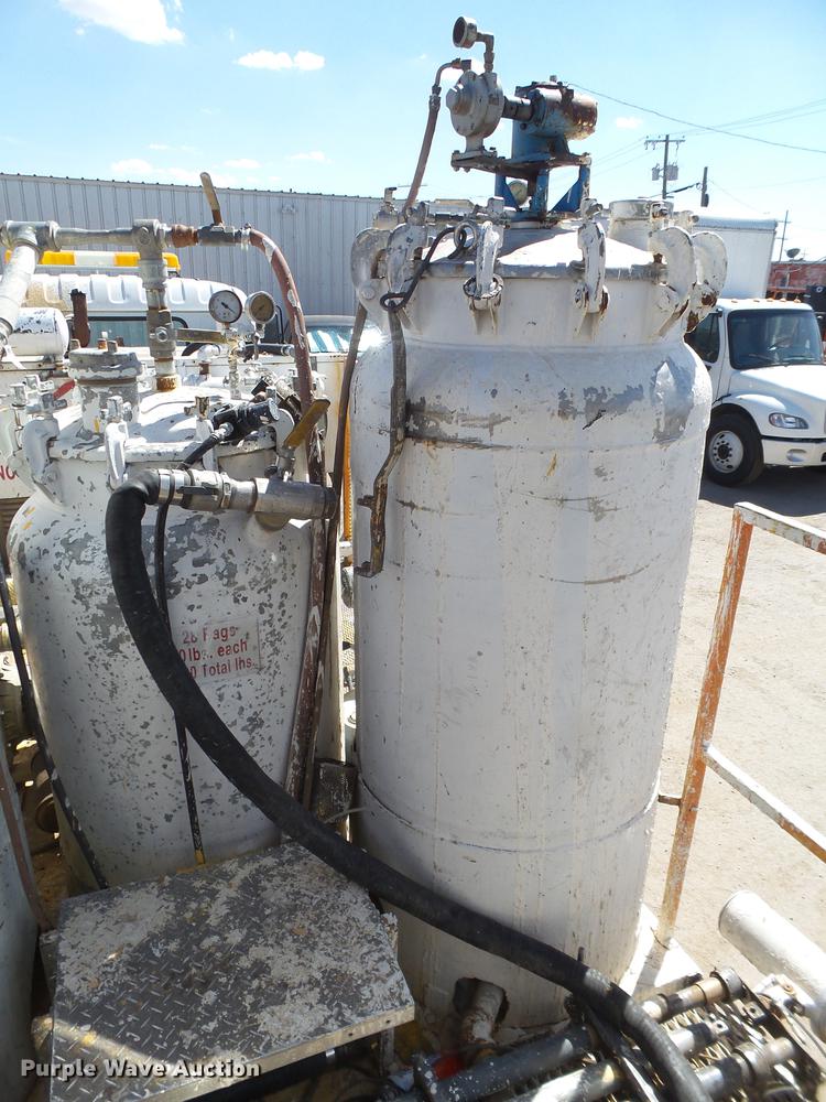 image for item DD1125 1997 GMC T6500 road striper truck