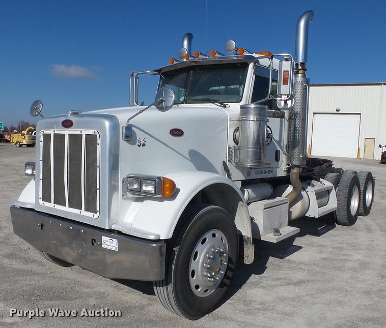 image for item DD2395 2008 Peterbilt 367 semi truck