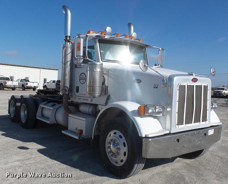 image for item DD2395 2008 Peterbilt 367 semi truck