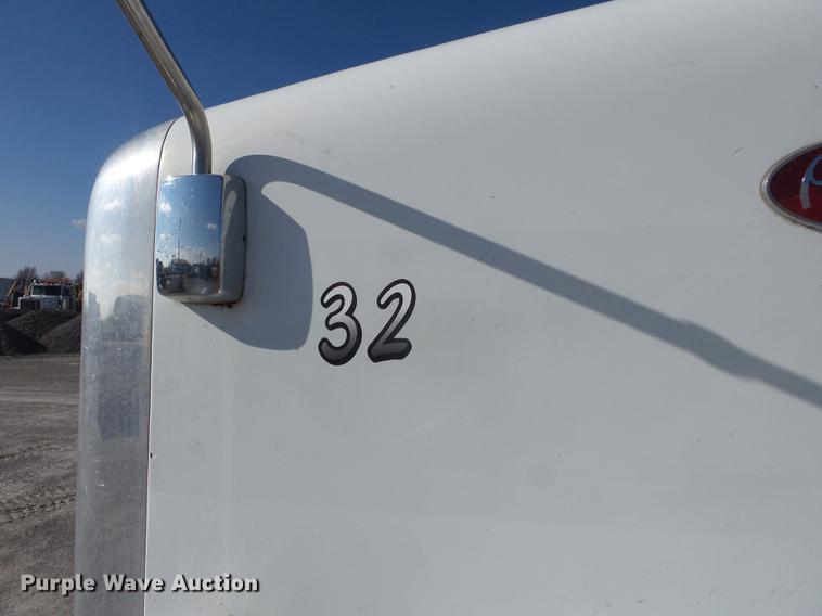 image for item DD2395 2008 Peterbilt 367 semi truck