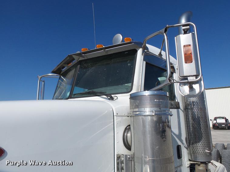 image for item DD2395 2008 Peterbilt 367 semi truck