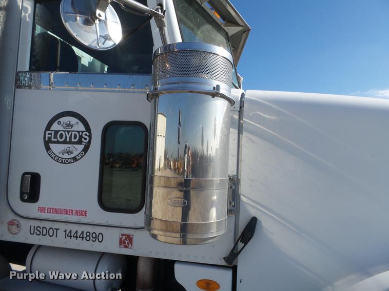 image for item DD2395 2008 Peterbilt 367 semi truck