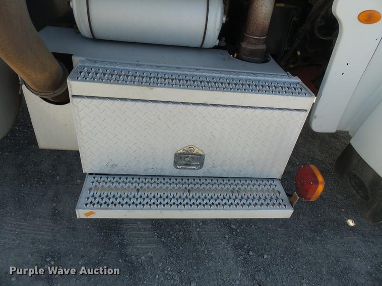 image for item DD2395 2008 Peterbilt 367 semi truck