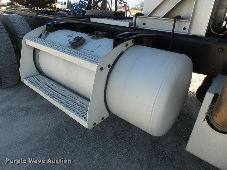 image for item DD2395 2008 Peterbilt 367 semi truck